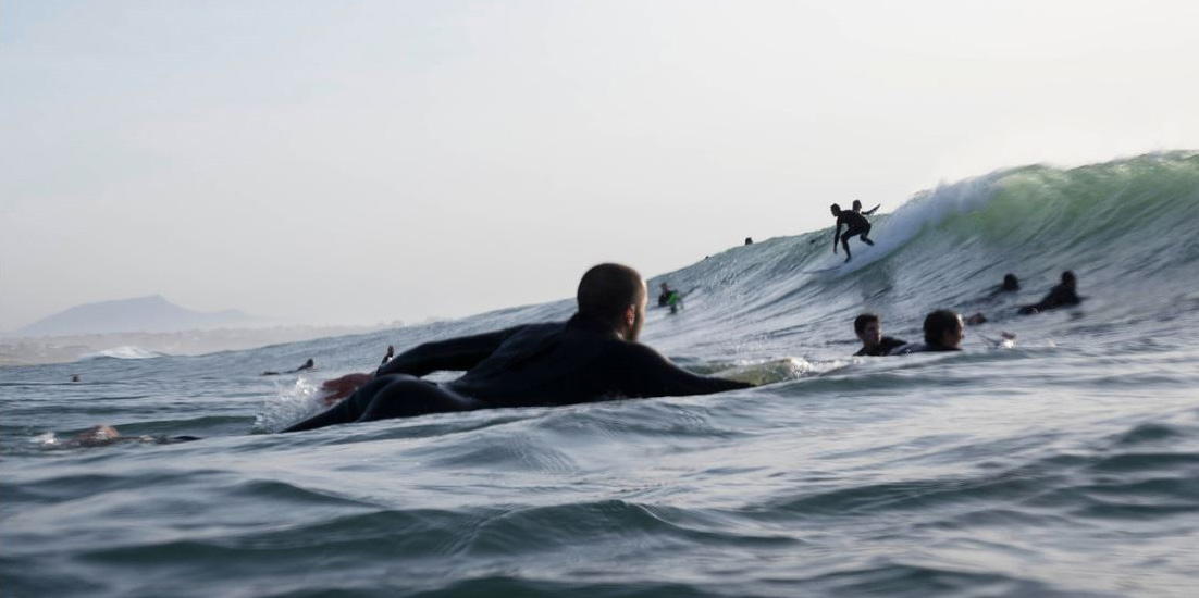 Surfeur dans l’océan